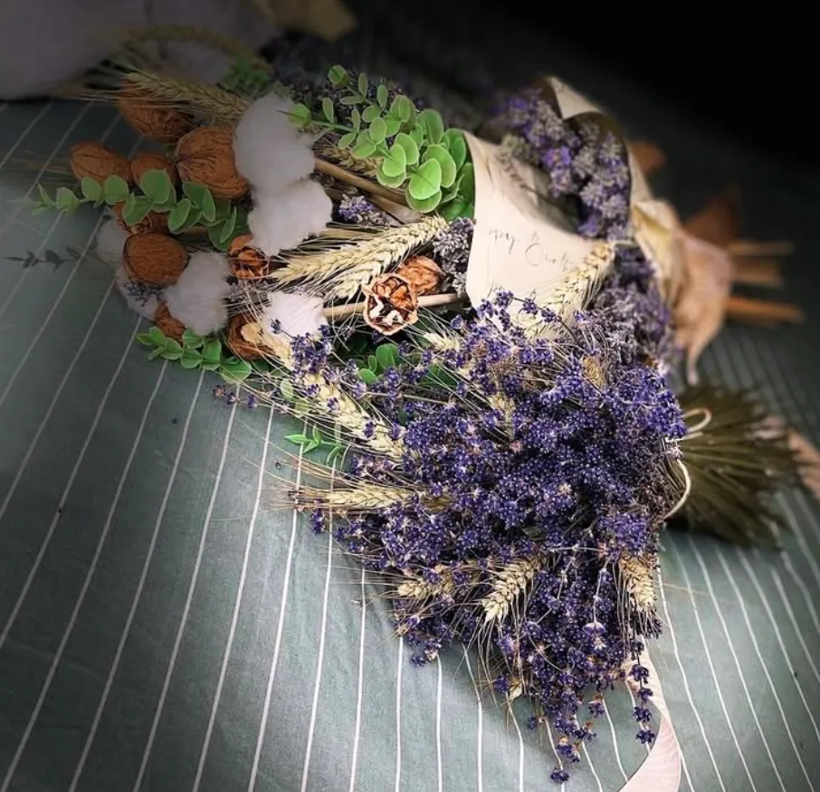Buchet de lavandă uscată cu spice de grâu și nuci